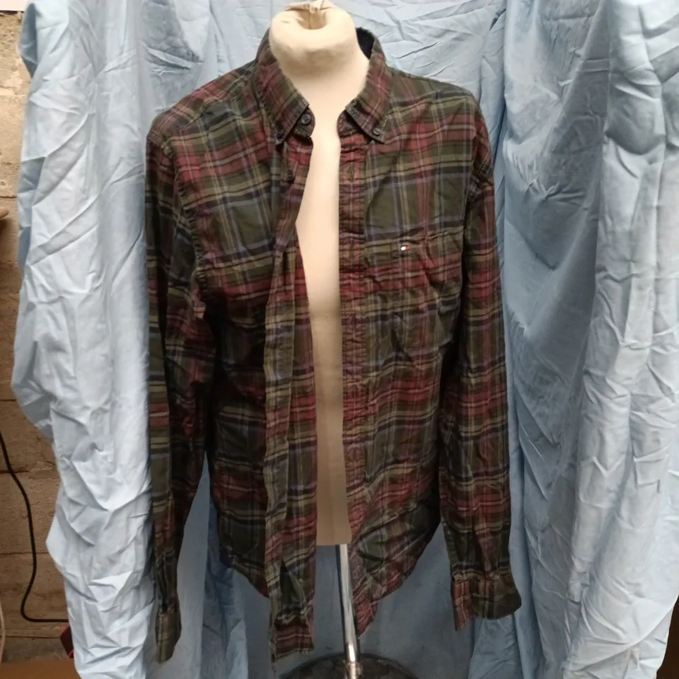 TOMMY HILFIGER MEN'S PLAID SHIRT – NEW YORK FIT LARGE