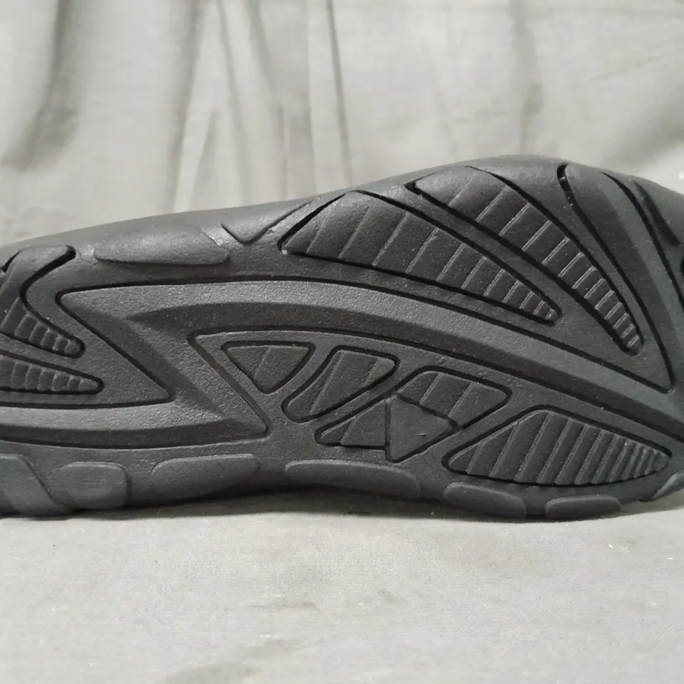 BOXED PAIR OF MOUNTAIN WAREHOUSE MEANDER KIDS WATERPROOF COMFORT WALKING SHOES IN BLACK UK SIZE 4