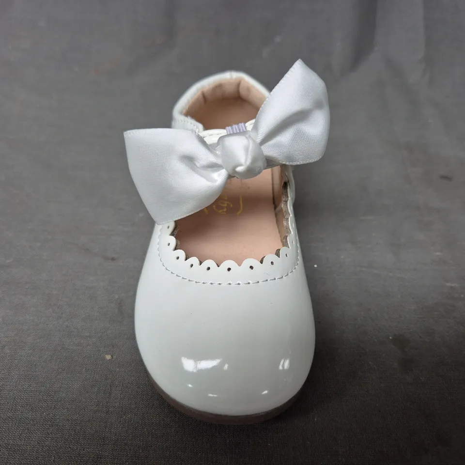 BOXED PAIR OF SIRRI INFANT'S SHOES IN WHITE W. BOW DETAIL EU SIZE 21