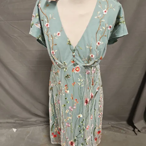 NANCY MAC VALERIA DRESS IN MEADOW FLOWER EMBROIDERED LACE DUSTY GREEN SIZE 16