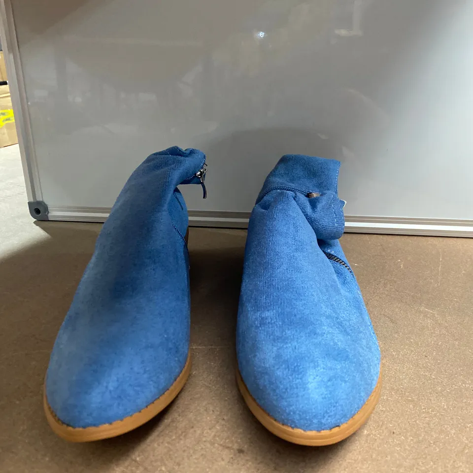 PAIR OF BLUE SHOES SIZE 43