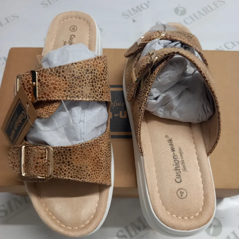 BOXED PAIR OF CUSHION WALK STRAPPY SANDALS IN GOLD ANIMAL PRINT - SIZE 4
