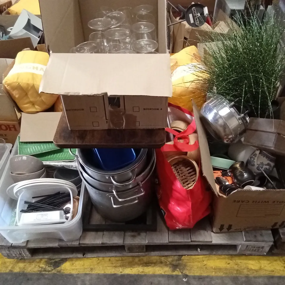 PALLET OF ASSORTED CATERING SUPPLIES AND RESTERAUNT DECOR ITEMS