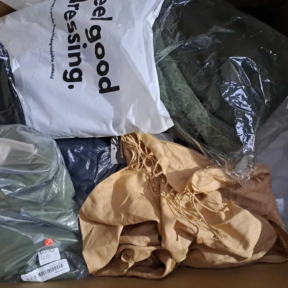 APPROXIMATELY 25 ASSORTED CLOTHING ITEMS IN VARIOUS SIZES TO INCLUDE - T-SHIRT , SOCKS , SHIRT ETC