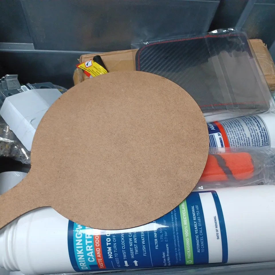 BOX OF APPROXIMATELY 15 ASSORTED ITEMS TO INCLUDE - TACWISE BRAD NAILS , THE BUGGY BUDDY CLIP , CISIVIS CUTTING WHEEL ETC