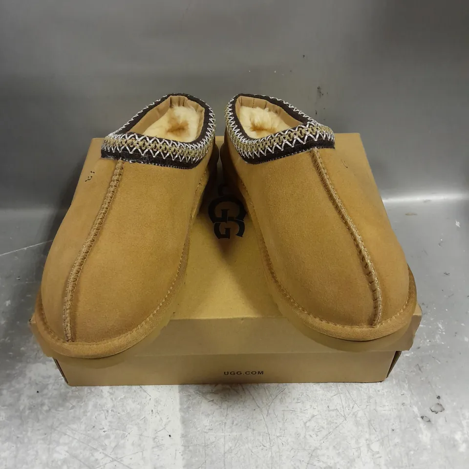 BOXED PAIR OF UGG DAKTA SHOES IN TAN SIZE UK 7