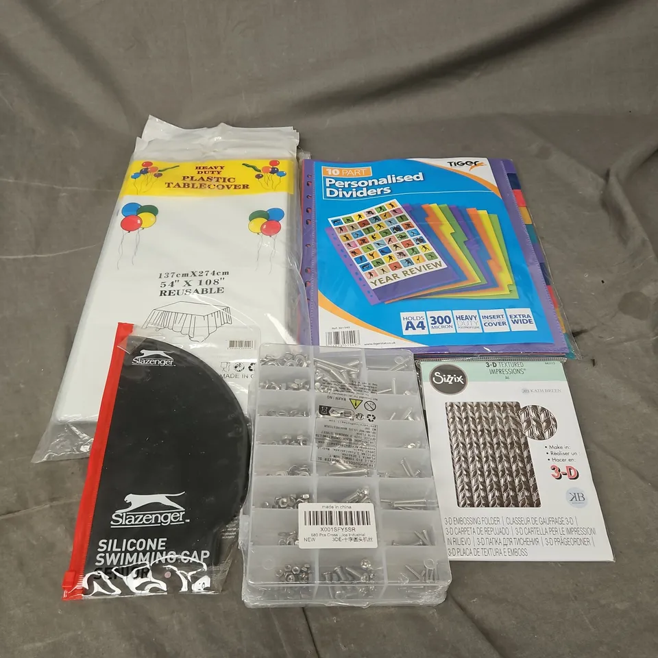 BOX OF APPROXIMATELY 12 ASSORTED HOUSEHOLD ITEMS TO INCLUDE - SLAZENGER SWIMMING CAP - SIZZIX 3D EMBOSSING FOLDER - HEAVY DUTY TABLECLOTH - ETC