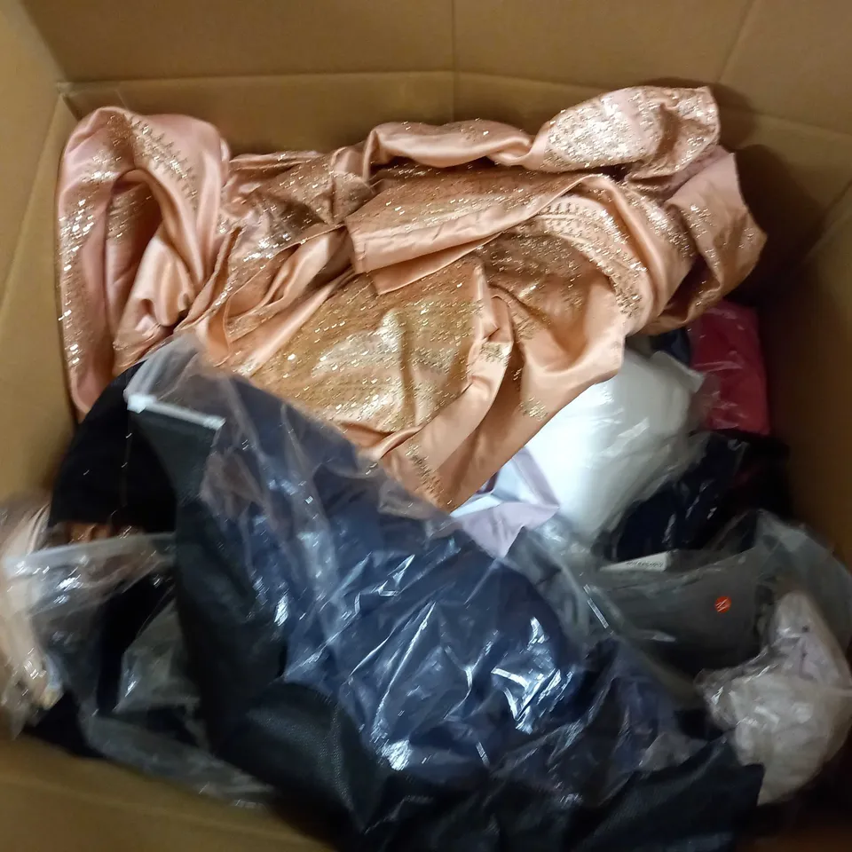LOT OF APPROX 20 ASSORTED CLOTHING ITEMS TO INCLUDE SWIWEAR, DRESSES AND TROUSERS 