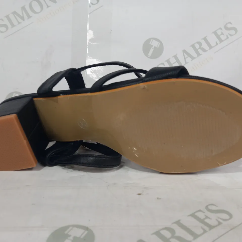 PAIR OF DESIGNER OPEN TOE LOW BLACK HEEL SANDALS IN BLACK EU SIZE 38