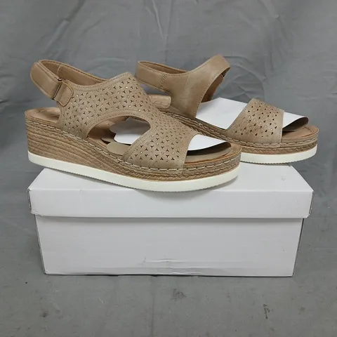 BOXED PAIR OF E BY EMMA PEEP TOE WEDGE SANDALS IN TAUPE SIZE 5
