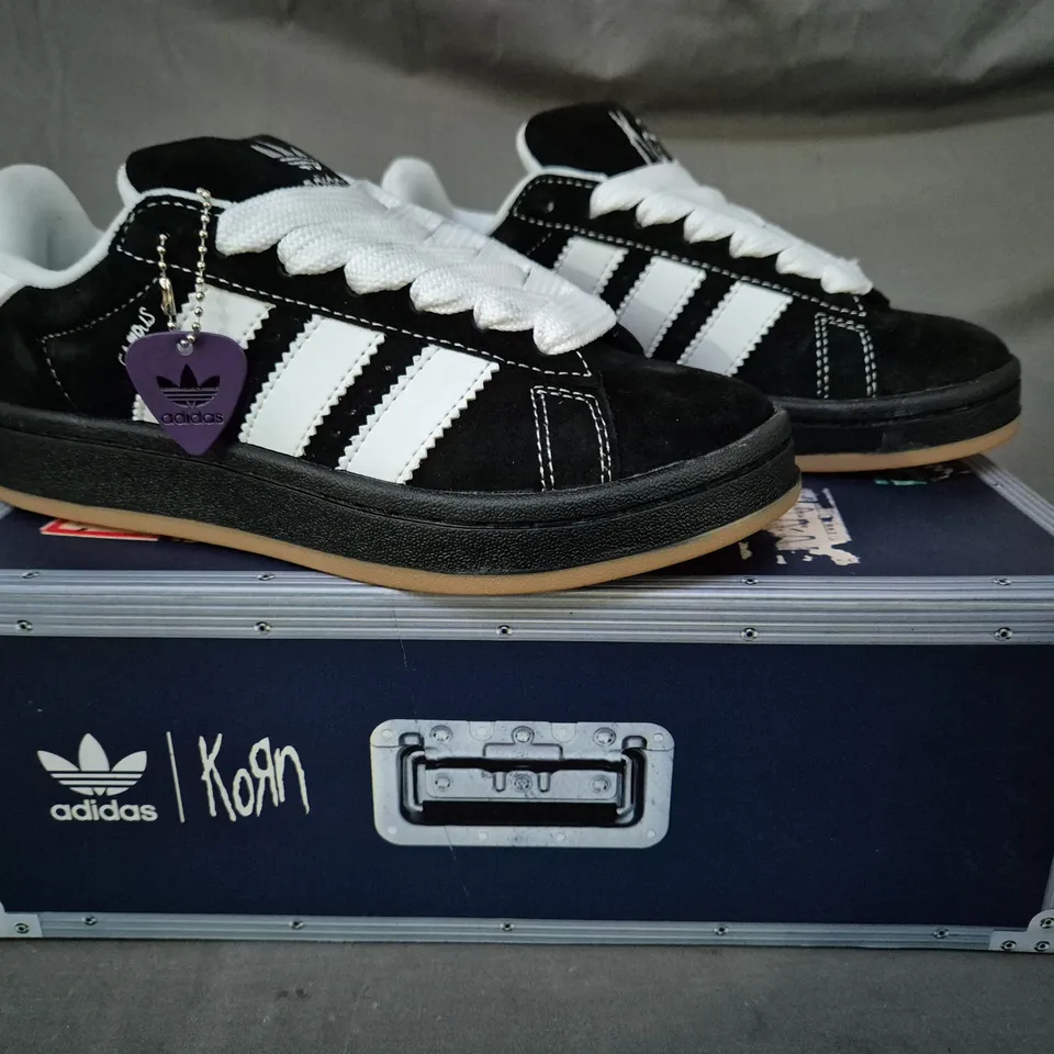 BOXED PAIR OF ADIDAS CAMPUS 00S KORN EDITION SHOES IN BLACK/WHITE UK SIZE 4.5