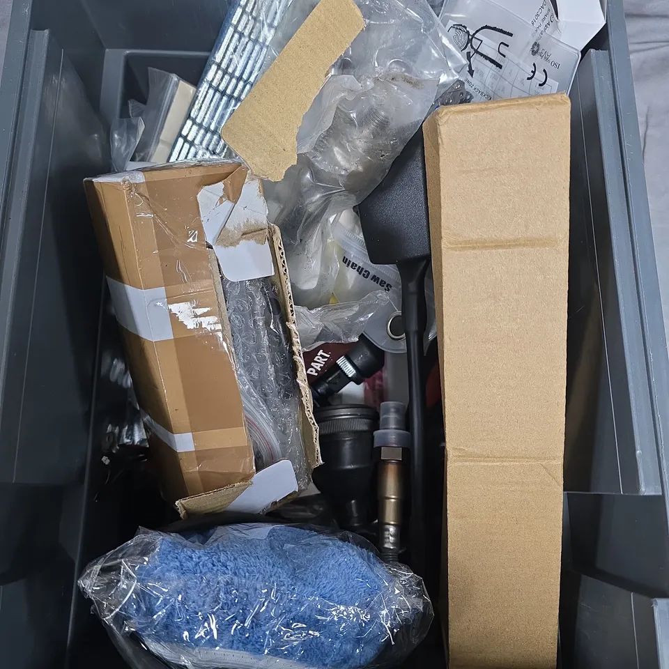 BOX OF ASSORTED CAR ITEMS TO INCLUDE - STARTER MOTOR - BRAKE PARTS - CHAIN SAW CHAIN 