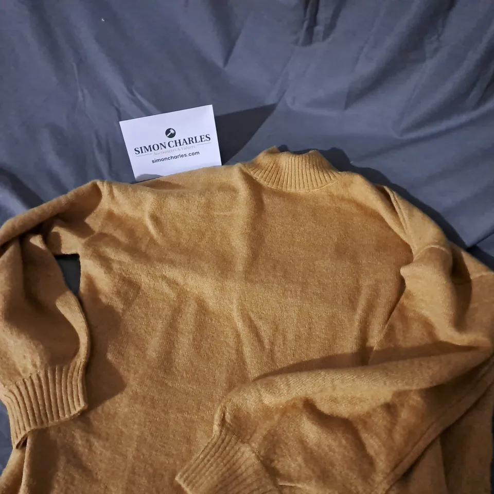 APPROXIMATELY 20 ITEMS OF WOMEN'S CLOTHING TO INCLUDE KNITTED JUMPER SIZE M, D&CO SHERPA TOP SIZE L, D&CO JUMPER SIZE XL