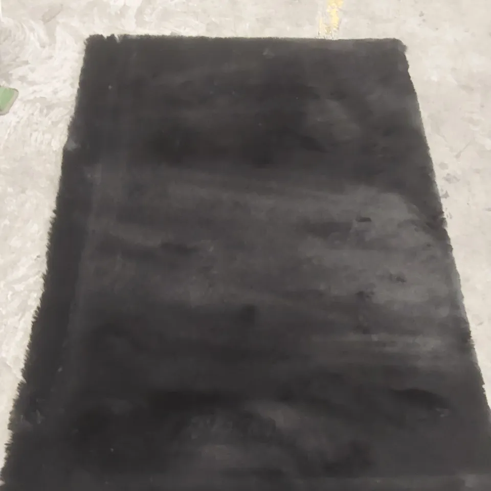 QUALITY DESIGNER AREA RUG - APPROXIMATELY 164 CM X 124 CM