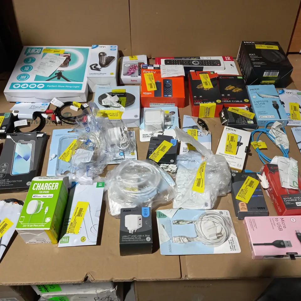LOT OF APPROX. 38 ASSORTED TECH ITEMS TO INCLUDE STREAMING KIT, PHONE CHARGERS, HDMI CABLES ETC