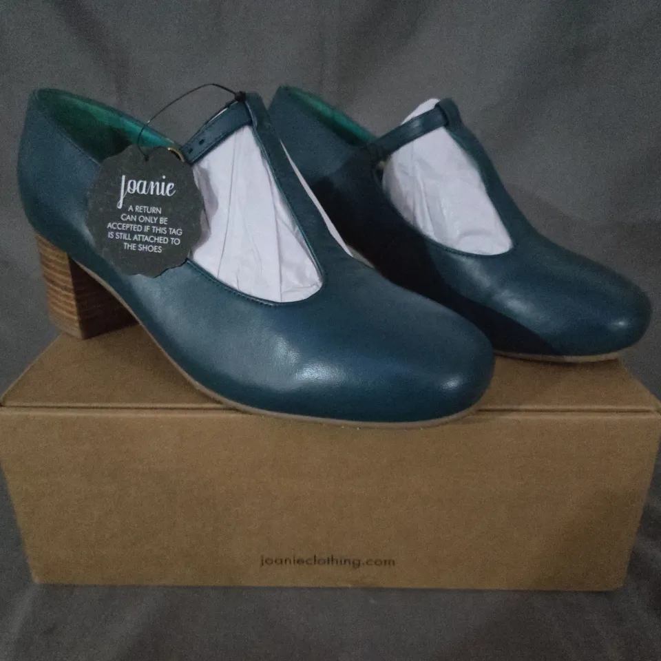 BOXED PAIR OF JOANIE BLOCK HEEL SHOES IN TEAL UK SIZE 8