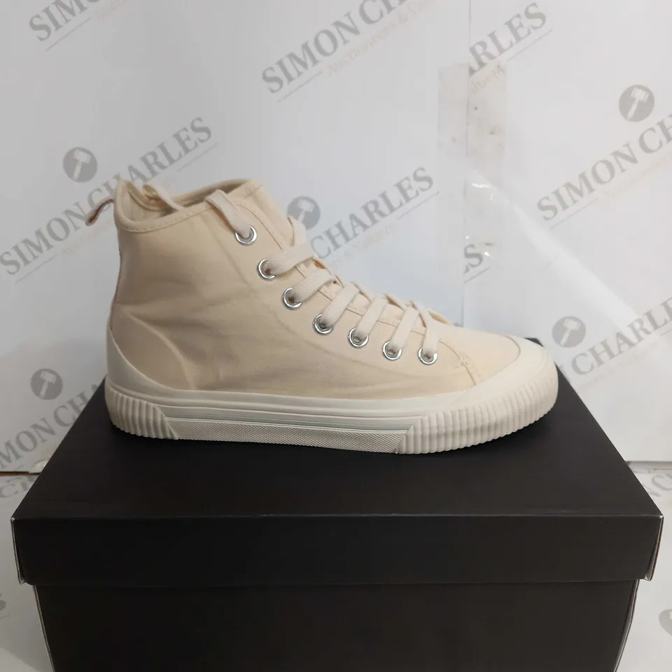BOXED HUSH SKYE HI TOP TRAINERS - EU 39 