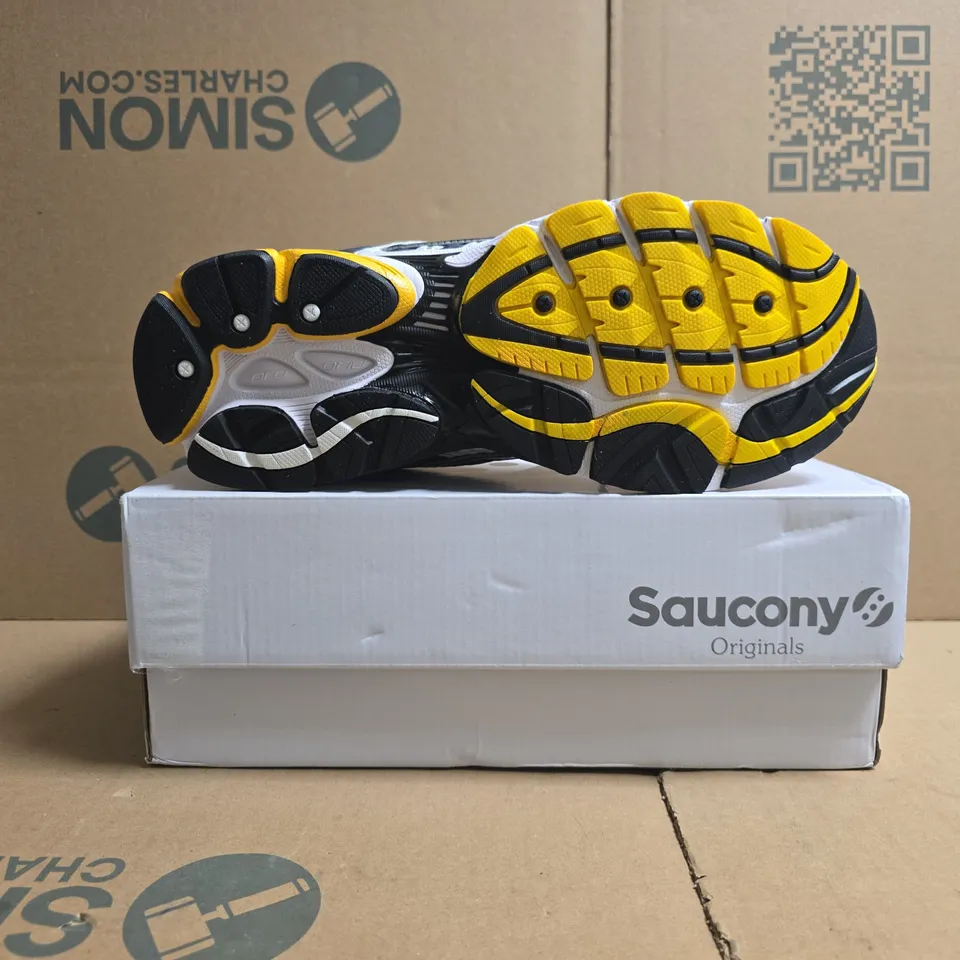 BOXED PAIR OF SAUCONY PRO GRID OMNI 9 TRAINERS IN WHITE/BLACK SIZE UK 10