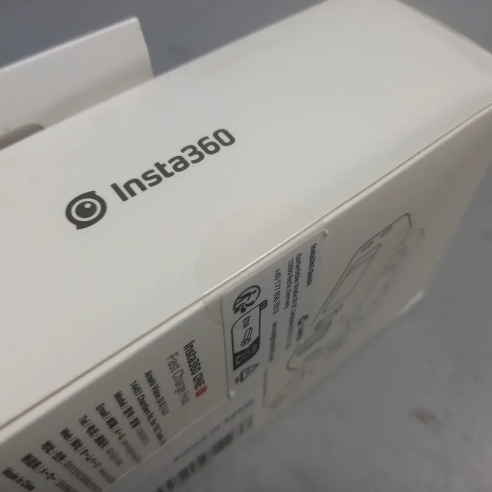 LOT OF 2 INSTA360 CHARGING ITEMS INCLUDES FAST CHARGE HUB AND BATTERY CASE