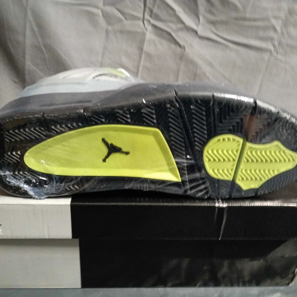 BOXED PAIR OF AIR JORDAN 4 RETRO SE SNEAKERS – GREY/NEON, UK 8.5 (US 9.5)