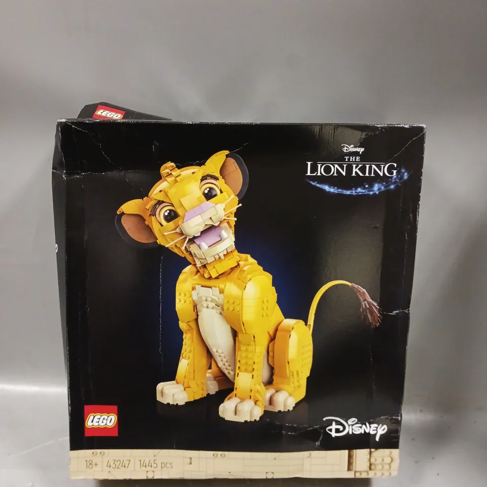 DISNEY YOUNG SIMBA THE LION KING SET 43247