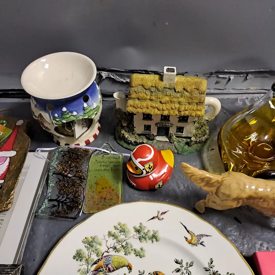 LOT OF 12 ASSORTED HOUSEHOLD ITEMS TO INCLUDE PEACOCK PLATE, YANKEE CANDLE BURNER, CERAMIC LABRADOR AND PICTURE FRAME