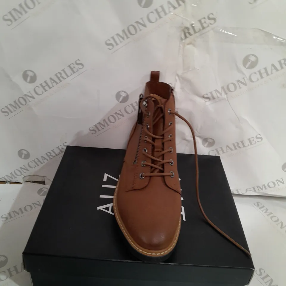 BOXED NATURALIZER BROWN LEATHER BOOTS SIZE 6