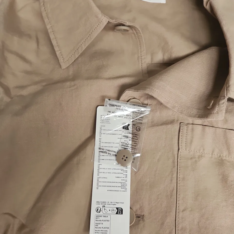 UNIQLO BUTTON SHIRT IN BEIGE - LARGE