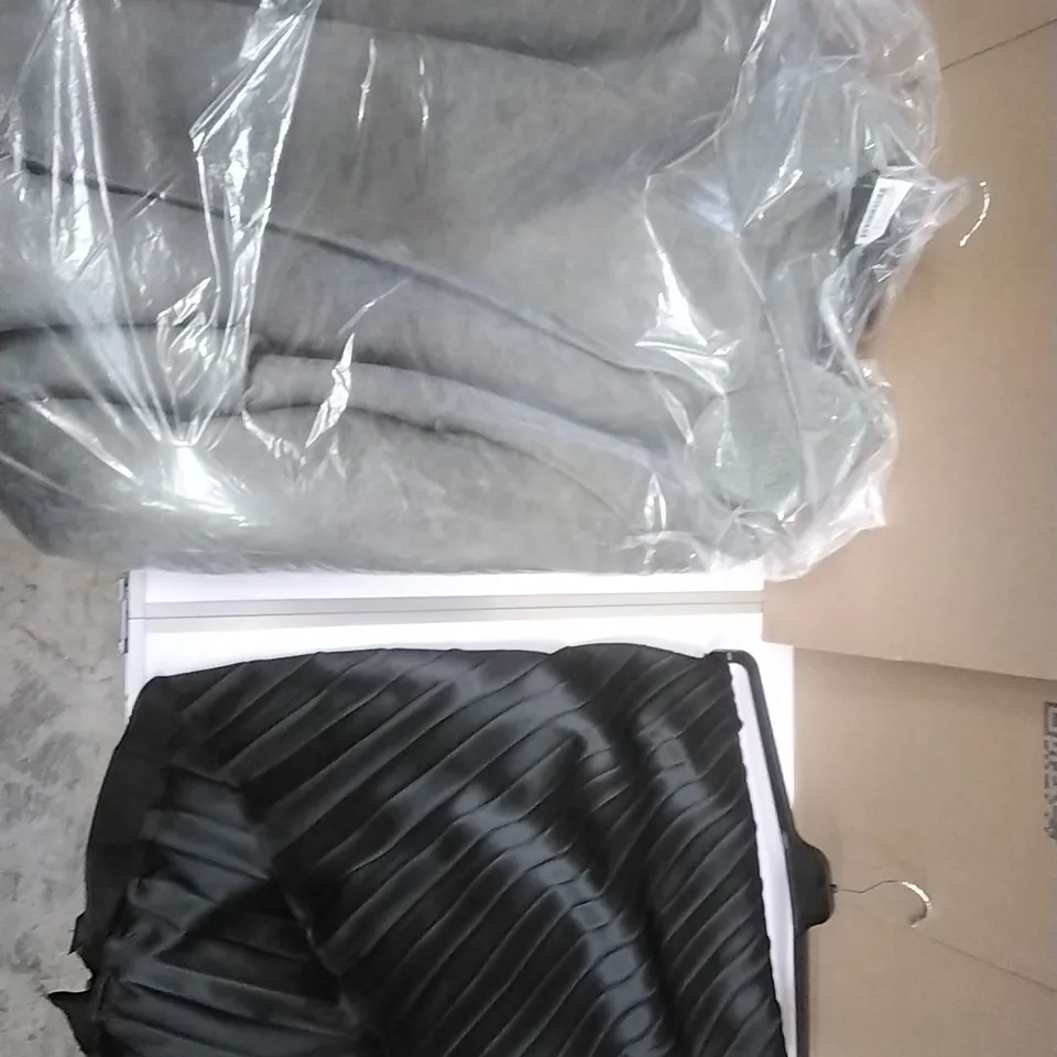 A PALLET CONTAINING APPROXIMATELY 80 BRAND NEW DESIGNER WOMEN'S CLOTHES WHICH INCLUDE; VARIOUS JD WILLIAMS COATS, BLAZERS, SKIRTS ETC