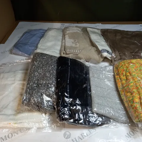APPROXIMATELY 10 CLOTHING ITEMS IN VARIOUS SIZES AND COLOURS