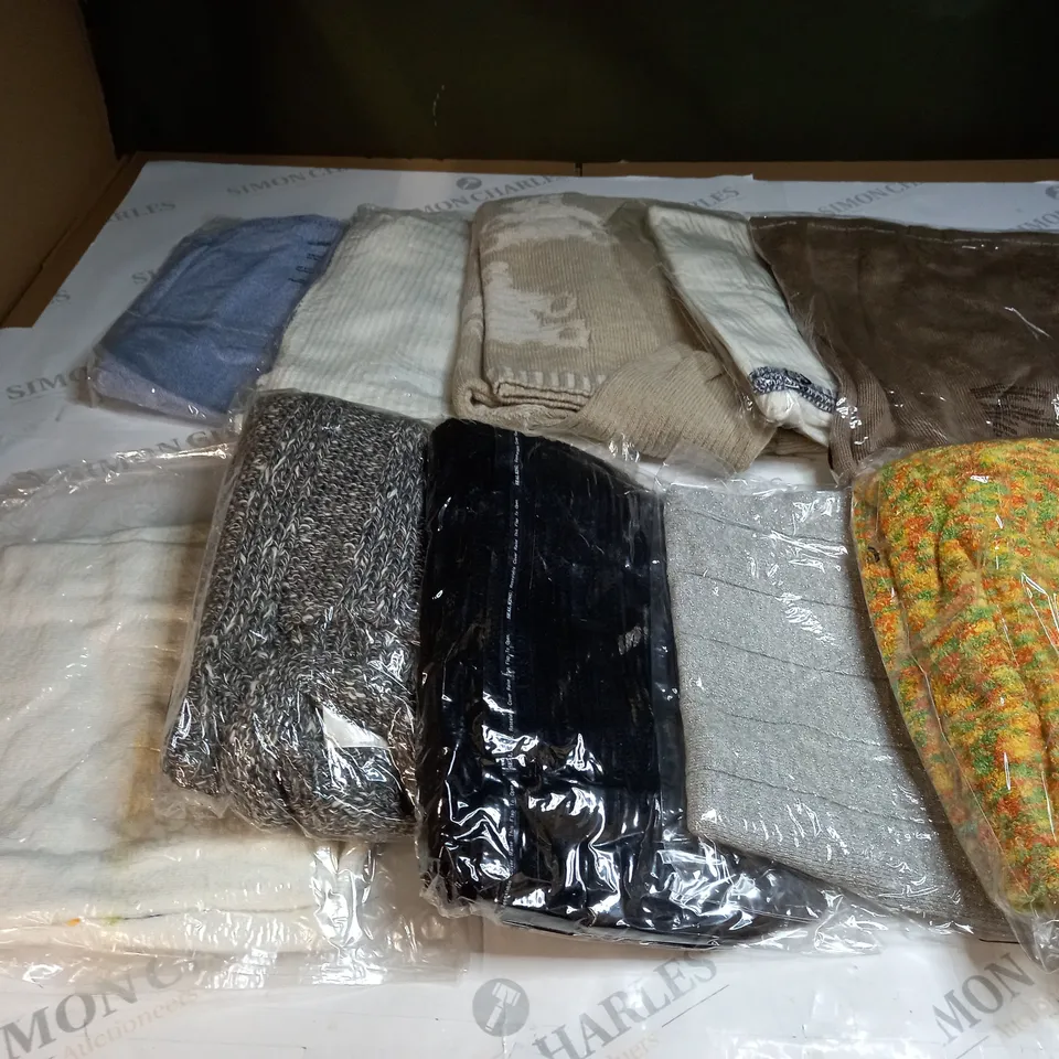 APPROXIMATELY 10 CLOTHING ITEMS IN VARIOUS SIZES AND COLOURS 