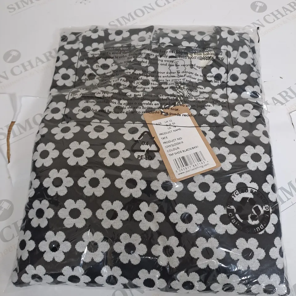 LEANIE BLACK/WHITE JACKET SIZE 22 