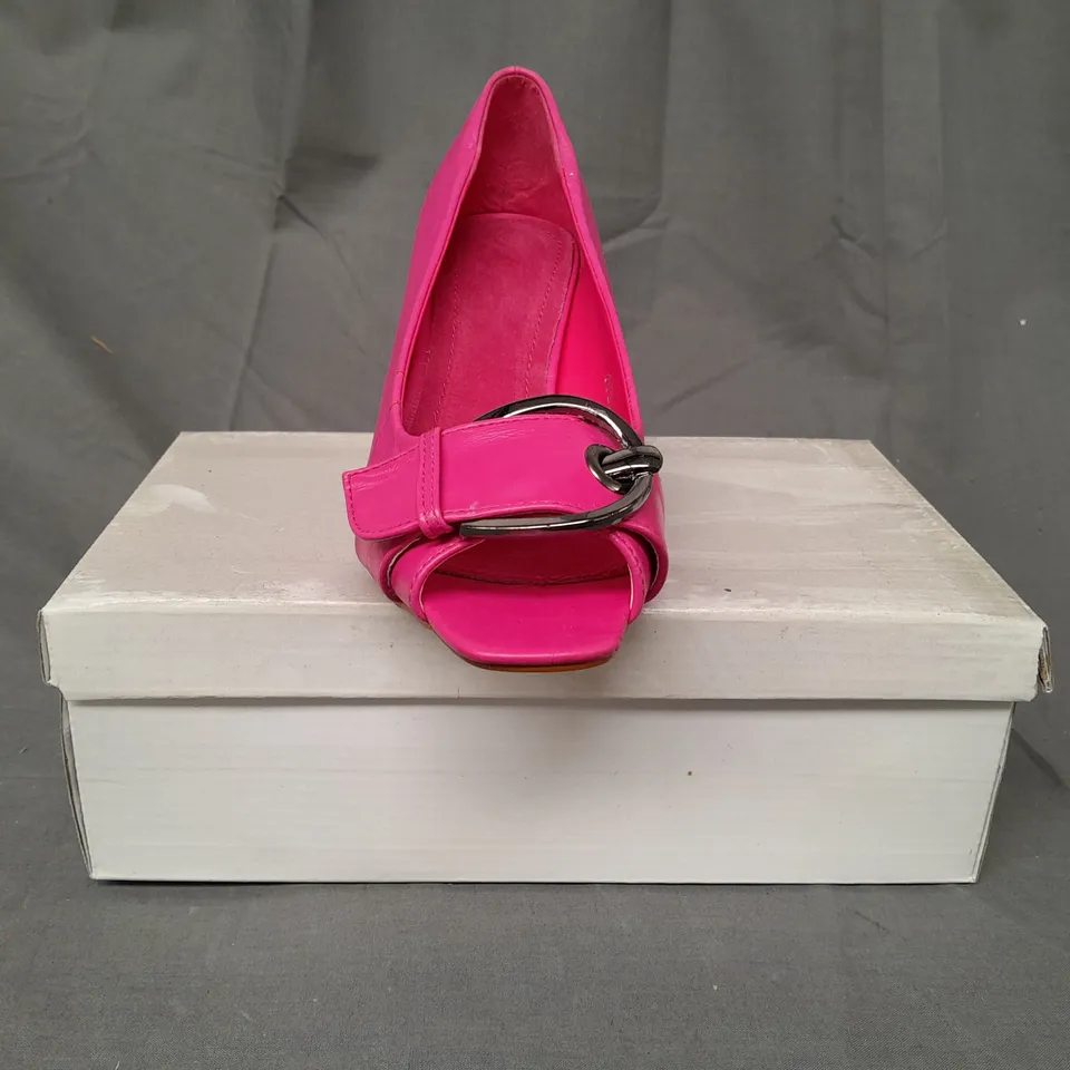 BOXED PAIR OF DESIGNER OPEN TOE MID HEELED SHOES IN FUCHSIA EU SIZE 39