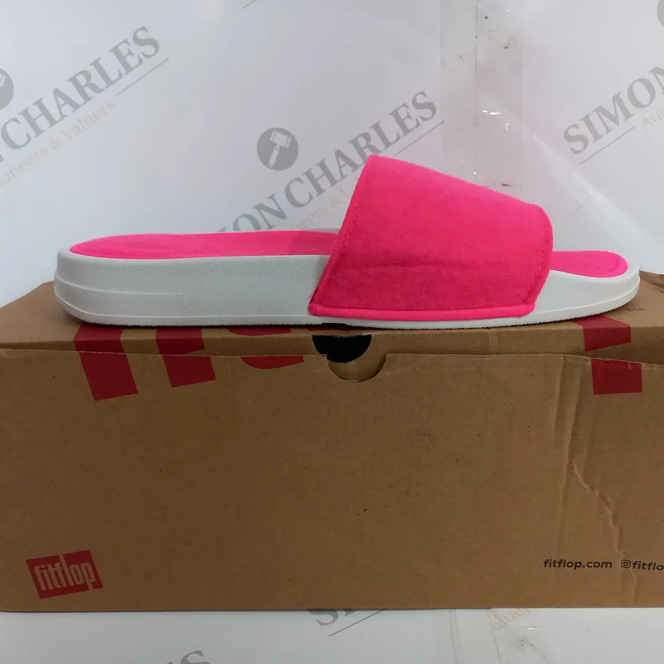 BOXED FITFLOP IQUSHION E01 FELT SLIDES IN PINK - UK 8