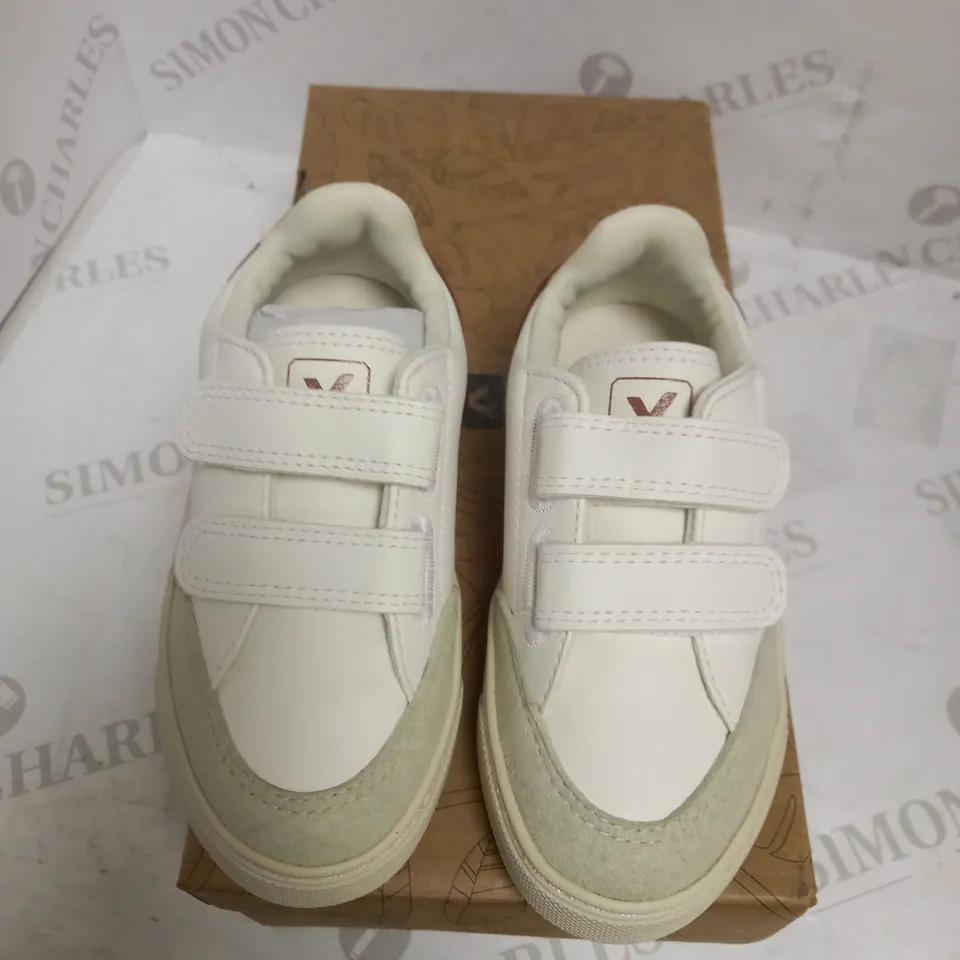 UK C10.5 VEJA V-12 CHROME DETAIL CHILDRENS TRAINERS 