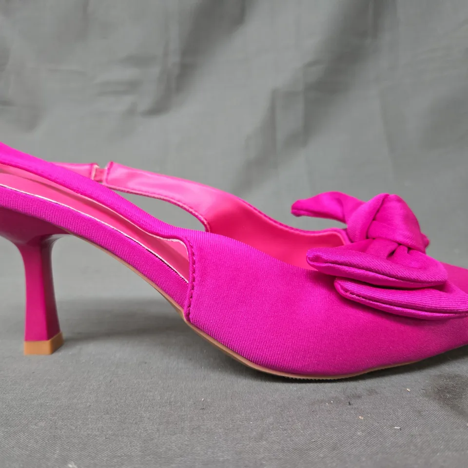 BOXED PAIR OF UNBRANDED POINTED TOE HEELED SHOES IN FUCHSIA W. BOW DETAIL EU SIZE 39