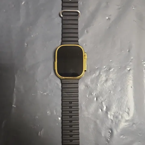 SMARTWATCH WITH SQUARE GOLD-TONE CASE AND BLACK SILICONE STRAP 