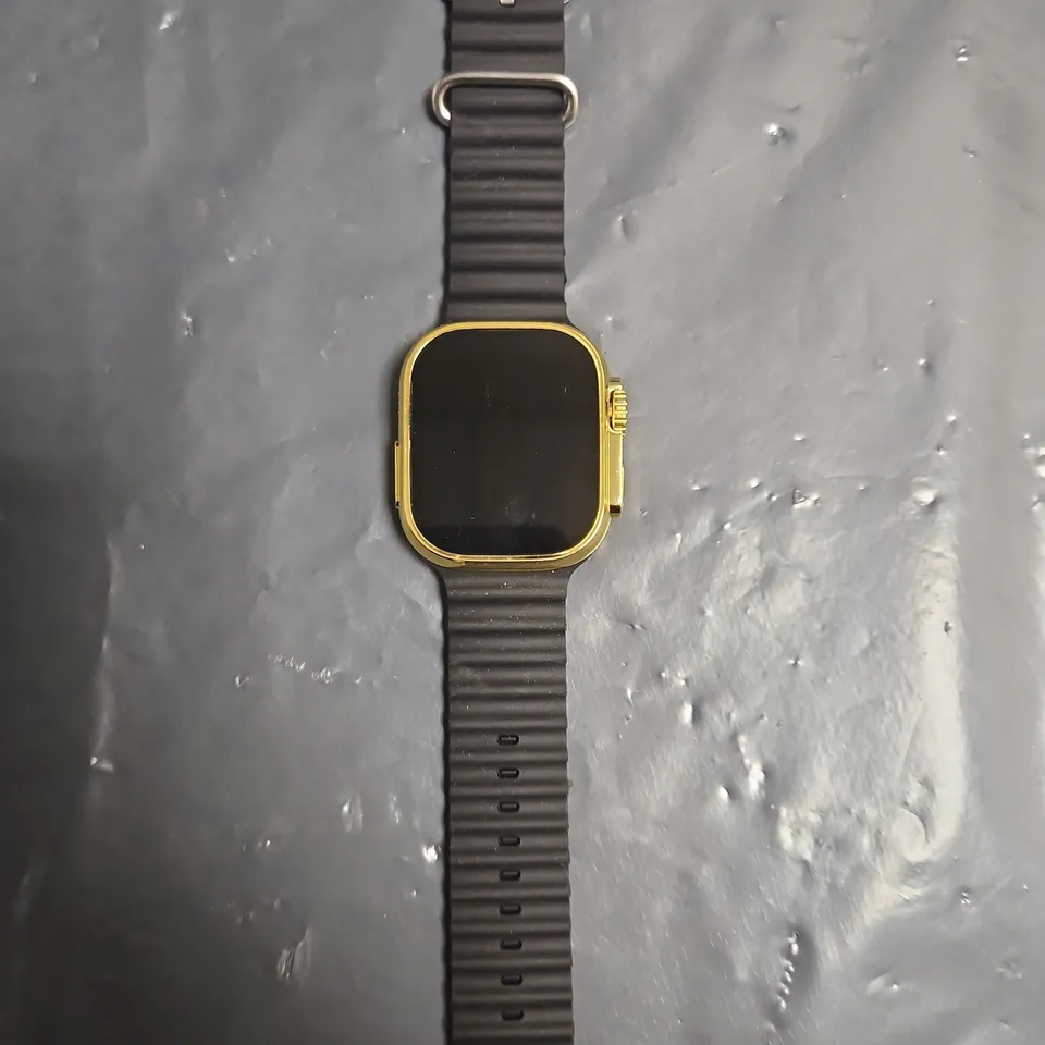 SMARTWATCH WITH SQUARE GOLD-TONE CASE AND BLACK SILICONE STRAP 