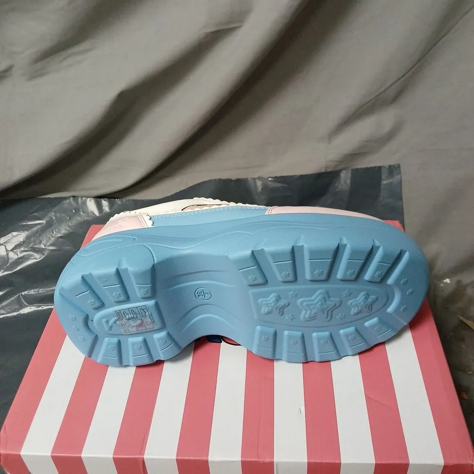 KOI BEAN SAYS HI CHUNKY TRAINERS BLUE BOXED SIZE 5