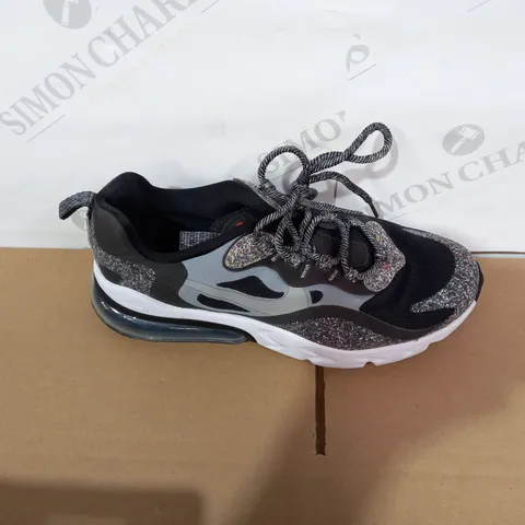 PAIR OF NIKE TRAINERS SIZE 5.5