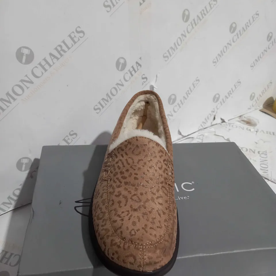 BOXED PAIR OF VIONIC SLIPPERS - UK SIZE 7