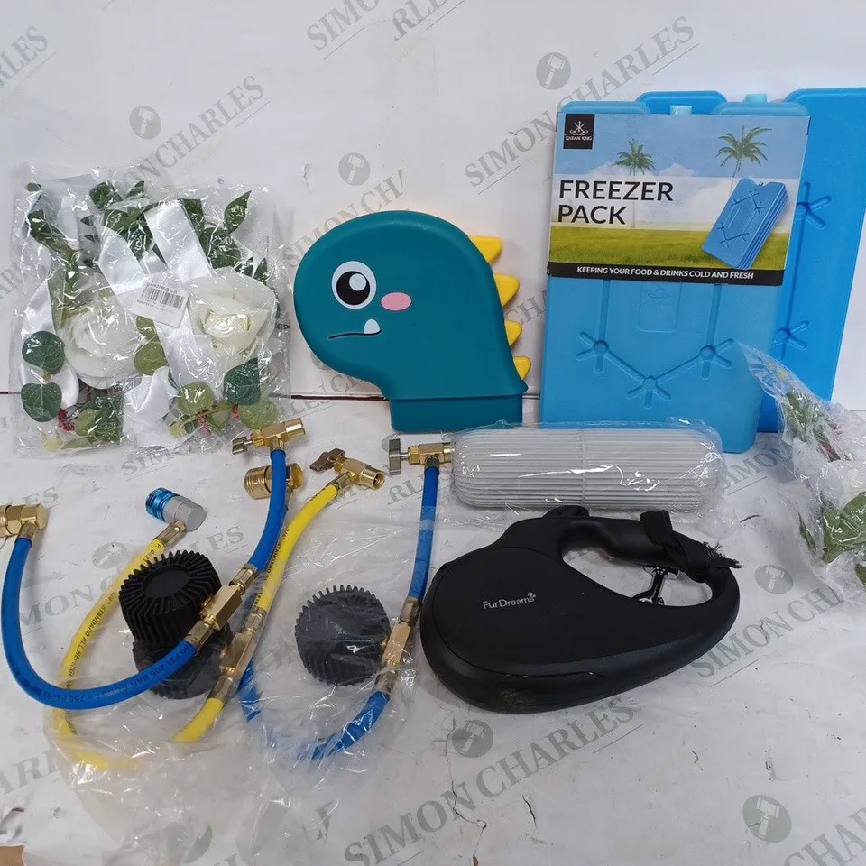 BOX TO CONTAIN APPROX. 20 X ASSORTED HOUSEHOLD PRODUCTS, INCLUDES DOG LEASH, FREEZER PACKS, DÉCOR, ETC 