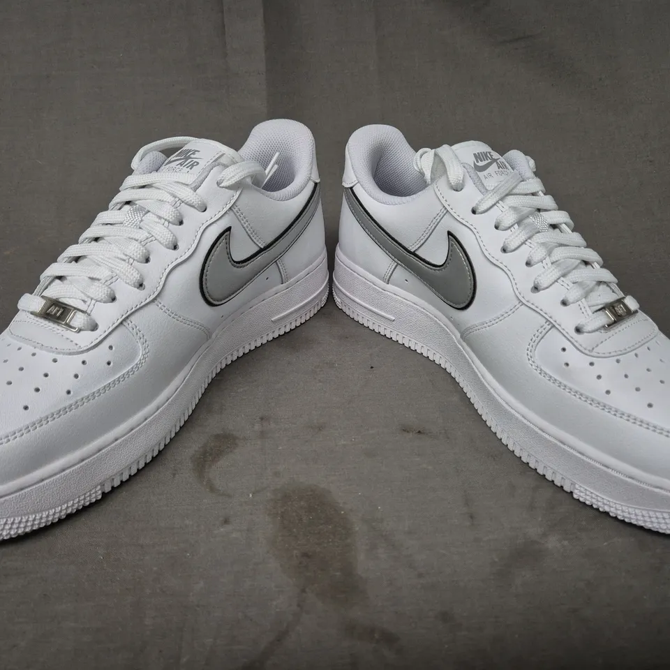 BOXED PAIR OF NIKE WOMEN'S AIR FORCE 1 '07 ESS SHOES IN WHITE/METALLIC SILVER UK SIZE 8.5