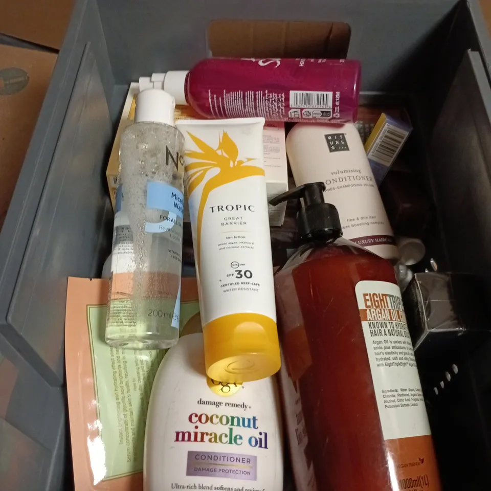APPROXIMATELY 18 ASSORTED COSMETIC ITEMS INCLUDING ARGAN OIL CONDITIONER , TROPIC SUN LOTION AND UMBERTO GIANNINI HEAT SHIELD HAIR SPRAY 