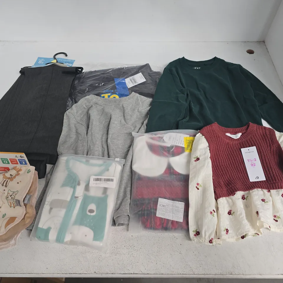 LARGE QUANTITY OF ASSORTED KIDS CLOTHING ITEMS TO INCLUDE PRIMARK, NEXT AND NUBY