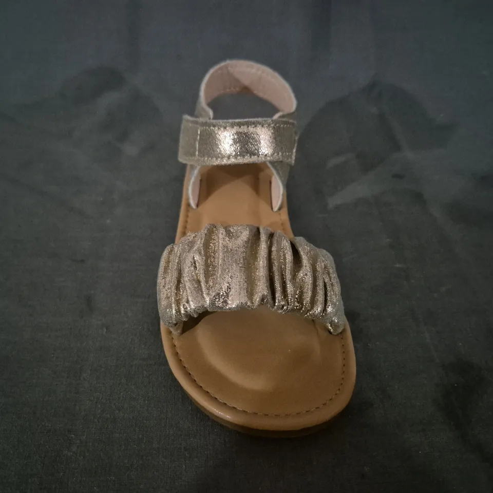 BOXED PAIR OF UNBRANDED KID'S OPEN TOE SANDALS IN GOLD EU SIZE 25