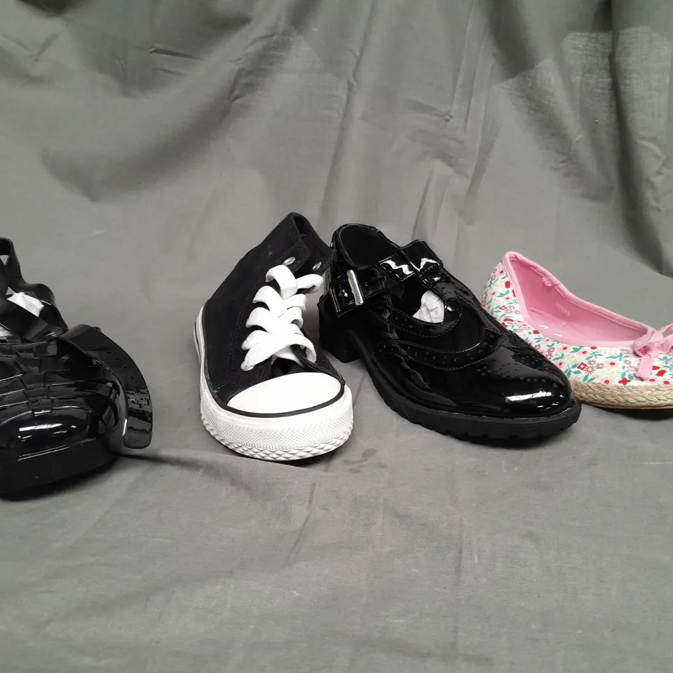 BOX OF APPROX 32 ASSORTED KIDS SHOES IN VARIOUS SIZES & COLOURS 