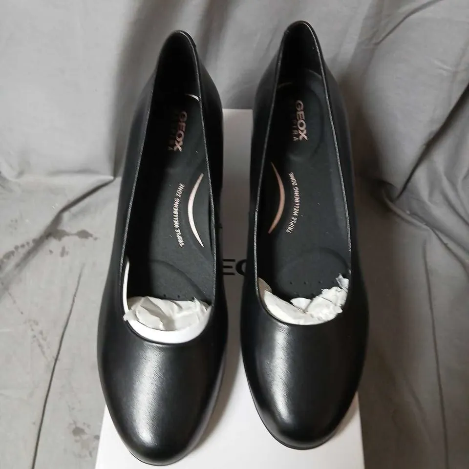 GEOX WOMEN’S BLACK LEATHER PUMPS, UK 6 (EU 39) – BOXED