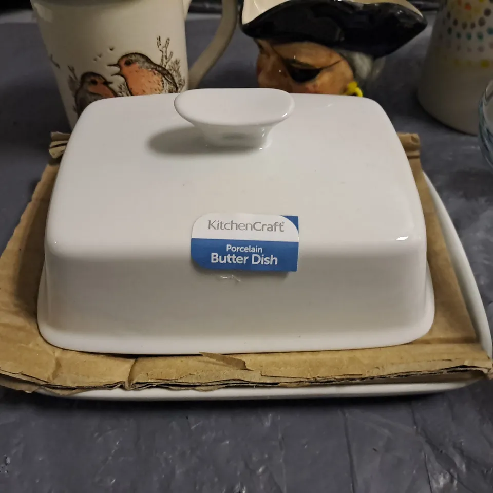 LOT OF 7 ASSORTED HOUSEHOLD ITEMS TO INCLUDE PYREX GLASS OVEN DISH, PUDDING BASIN AND PORCELAIN BUTTER DISH 