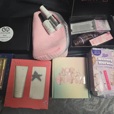 LOT OF APPROXIMATELY 15 ASSORTED HEALTH AND BEAUTY SETS TO INCLUDE BOOTS, BEAUTY BOX AND LUNA